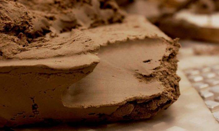 Nous construisons un four sur de l'argile et du sable