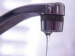 Comment déterminer la pression dans l'alimentation en eau et l'augmenter si elle a baissé?