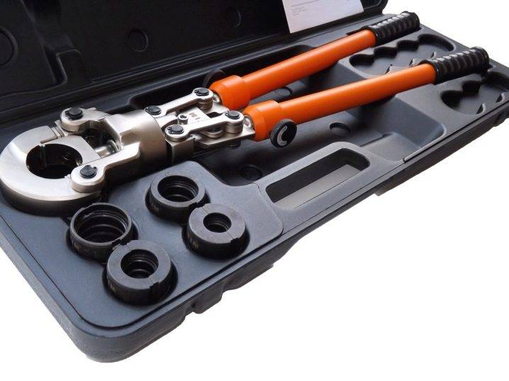 Comment travailler avec des tuyaux multicouches: un aperçu des méthodes de connexion et des méthodes de pliage