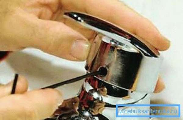 Comment dévisser le robinet du tuyau métal-plastique