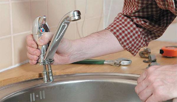 Comment changer le robinet de la cuisine: démonter l'ancienne version et en installer une nouvelle