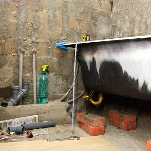 Comment installer une baignoire sur des briques ? Quel est l'intérêt d'abandonner les jambes de stock?