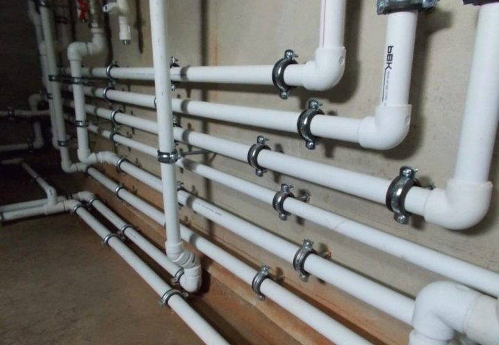 Raccords pour tuyaux métal-plastique : types, application, aperçu des meilleurs fabricants