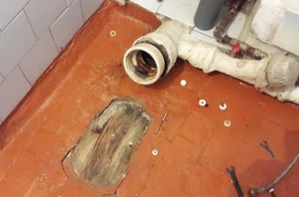 Fixation des toilettes au sol - 5 meilleures façons avec des instructions !