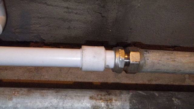 Façons de connecter des tuyaux en plastique au métal: une analyse des 2 meilleures méthodes