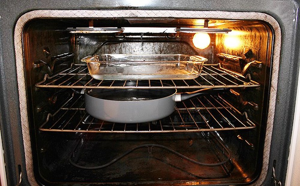 Le fond de cuisson dans un four à gaz brûle : que faire si le gâteau n'est pas cuit ?