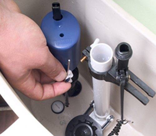 Comment régler la chasse d'eau: régler la chasse d'eau, le niveau d'eau du réservoir de vos propres mains, instruction vidéo, photo