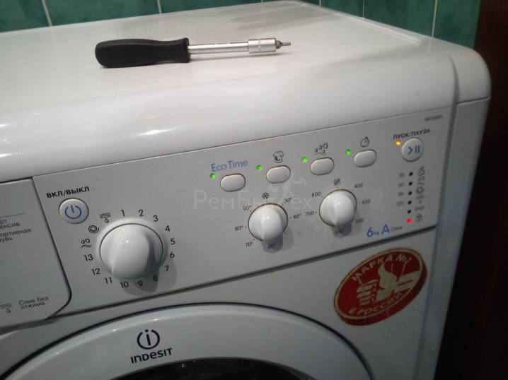 Dysfonctionnements de la machine à laver Indesit: comment déchiffrer les codes d'erreur et réparer