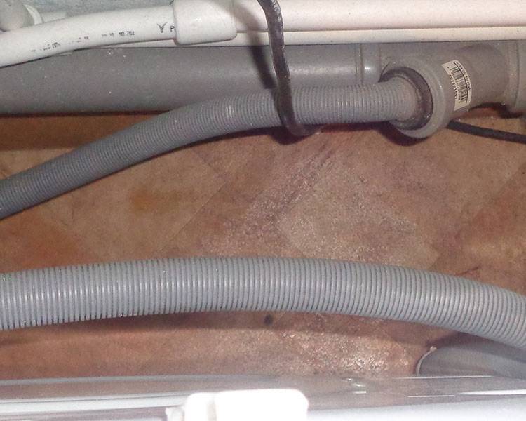 La hauteur du drain pour la machine à laver dans l'égout dans le mur: à quel tuyau se connecter