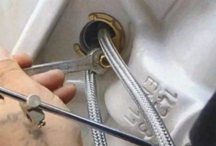 Que faire lorsqu'un robinet fuit : causes possibles d'un dysfonctionnement + réparations typiques