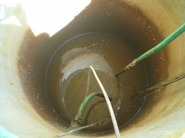 Pourquoi y a-t-il de l'eau jaune dans le puits ?