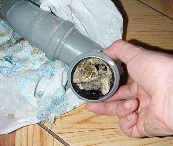 Comment éliminer les tuyaux bouchés à la maison : les meilleurs outils et méthodes de nettoyage