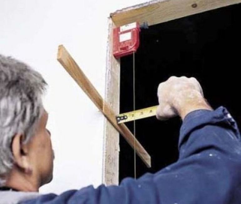 3 façons simples de se débarrasser des grincements de porte