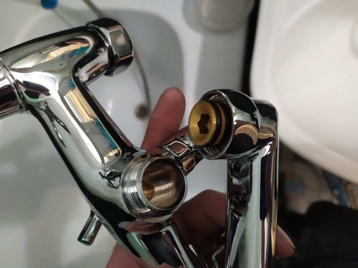 Comment remplacer un robinet de salle de bain