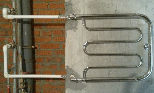 Installation d'un sèche-serviettes horizontal