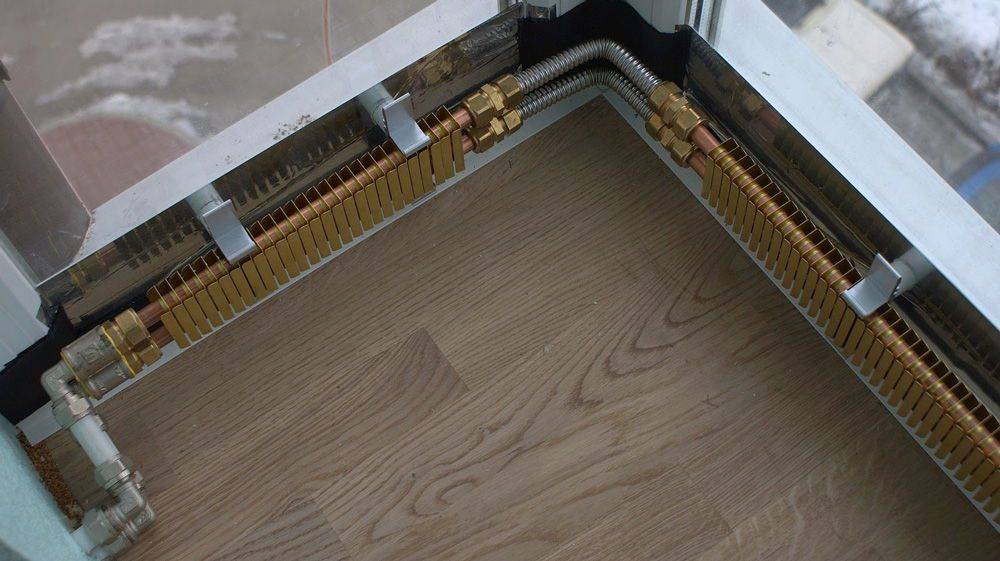 Plinthe chauffée à l'eau - tous types, top 4 fabricants, installation