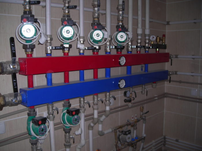 Les principes de l'appareil du système de chauffage du collecteur: qu'est-ce qu'un collecteur et tout sur son agencement