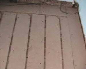 Planchers d'eau chaude sur un plancher en bois: caractéristiques de la pose du système sur une base en bois