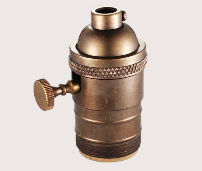 Câblage rétro ouvert dans une maison en bois: élégant et insolite