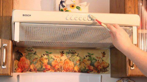 Comment ne pas s'enliser dans la graisse: on nettoie la hotte de ventilation et d'évacuation dans la cuisine