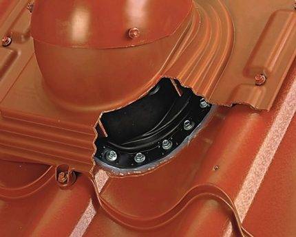 Installation de ventilateurs sur le toit: caractéristiques d'installation et de fixation des ventilateurs de toit