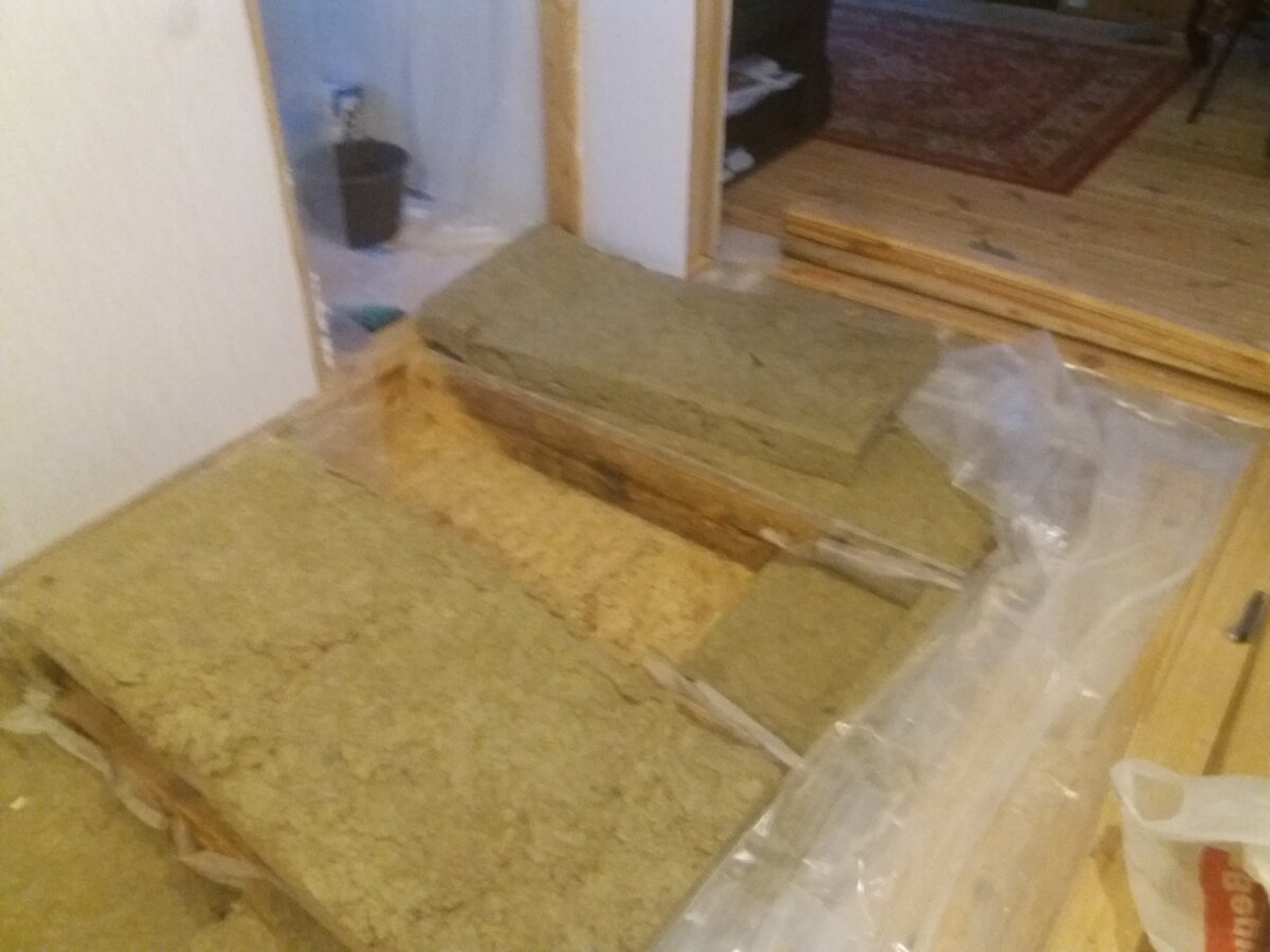 Comment isoler le sol: quel matériau est le meilleur pour une maison privée, calcul de l'épaisseur de l'isolation du sol par des bûches