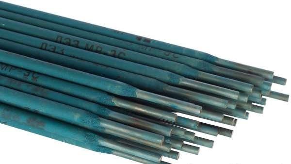 Nous cuisinons des tuyaux par soudure électrique sous un miroir