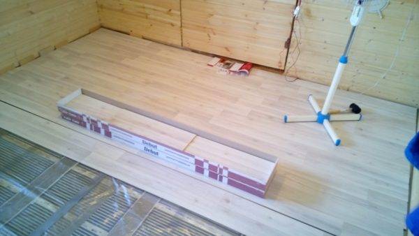 Comment faire un sol chauffé à l'eau sous linoléum: règles de conception et aperçu de la technologie d'installation