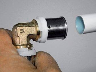 Raccordement de tuyaux en plastique à des tuyaux métalliques: une analyse des meilleures méthodes et des nuances d'installation