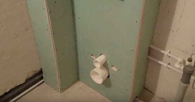 Comment fermer les tuyaux dans les toilettes