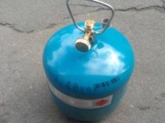 Faire le plein de cartouches de gaz pour brûleurs de vos propres mains: instructions pour différents types de bouteilles