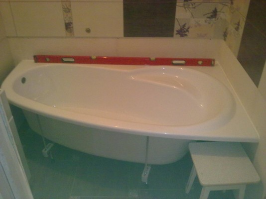 Comment installer une baignoire de vos propres mains: un guide d'installation étape par étape