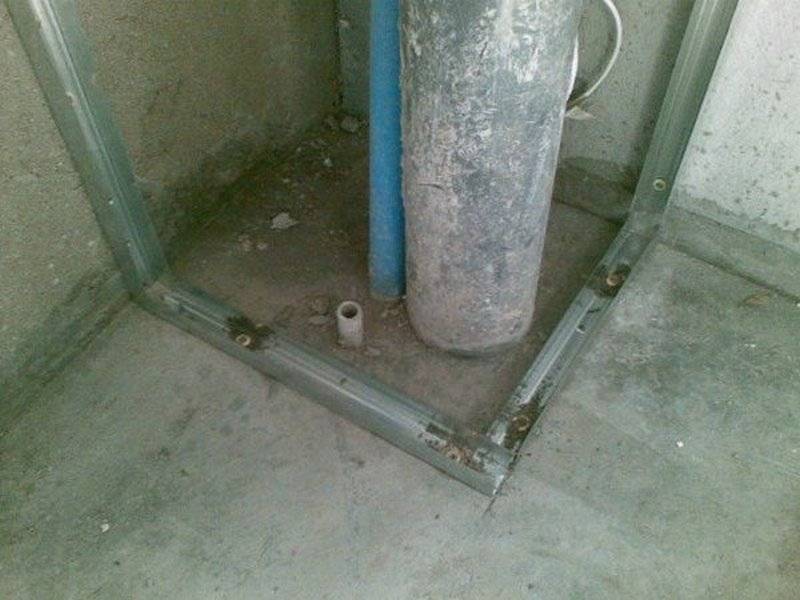 Comment cacher les tuyaux dans la salle de bain: un aperçu des meilleures façons de masquer le pipeline