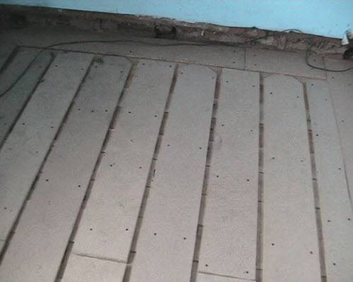 Planchers d'eau chaude sur un plancher en bois: caractéristiques de la pose du système sur une base en bois