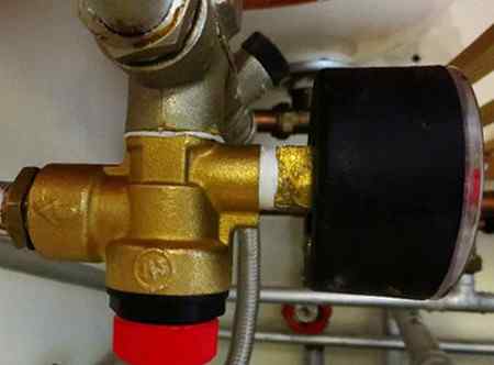 Pression dans le système de chauffage: que devrait-elle être et comment l'augmenter si elle baisse