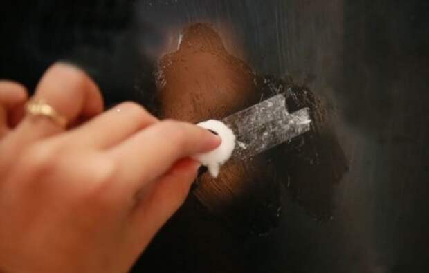 Des moyens faciles pour enlever l'adhésif autocollant du métal