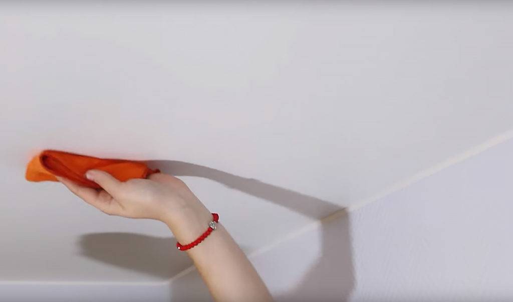 Comment laver les plafonds tendus à la maison sans traces, y compris ceux avec une surface brillante, mate, les entretenir correctement, vidéo