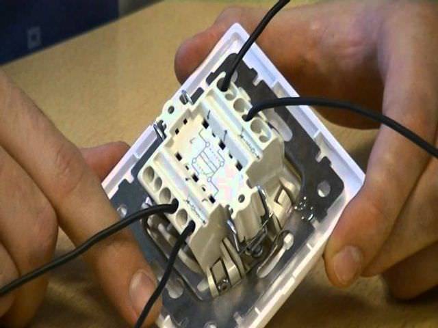 Comment brancher un interrupteur double pour deux ampoules : schémas + conseils de branchement