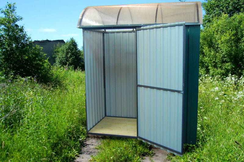 Cabines de douche en bois pour chalets d'été: construire une douche d'été de vos propres mains