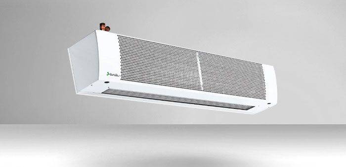 Sélection et installation d'un rideau thermique sur la porte d'entrée