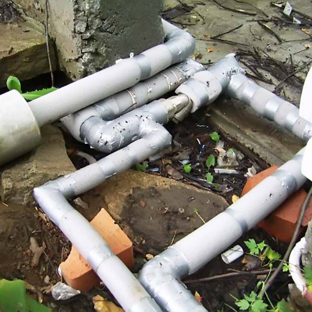 Comment isoler l'alimentation en eau de la maison: matériaux, approches alternatives, bricolage