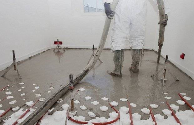 Agencement et installation de chauffage au sol électrique - câble, sur socle et infrarouge