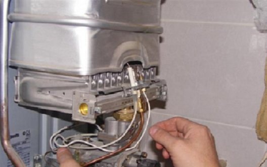 Nous nettoyons le geyser de nos propres mains: nous considérons en détail