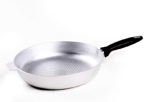 3 façons simples et efficaces de nettoyer une poêle en fonte des dépôts de carbone