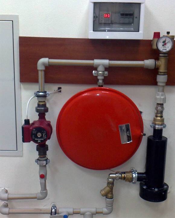 Chaudière à gaz et électrique dans un système: caractéristiques de l'assemblage d'un circuit parallèle