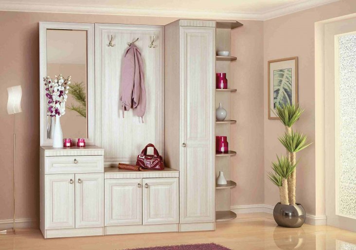 5 façons de sélectionner avec succès des meubles pour agrandir visuellement le couloir