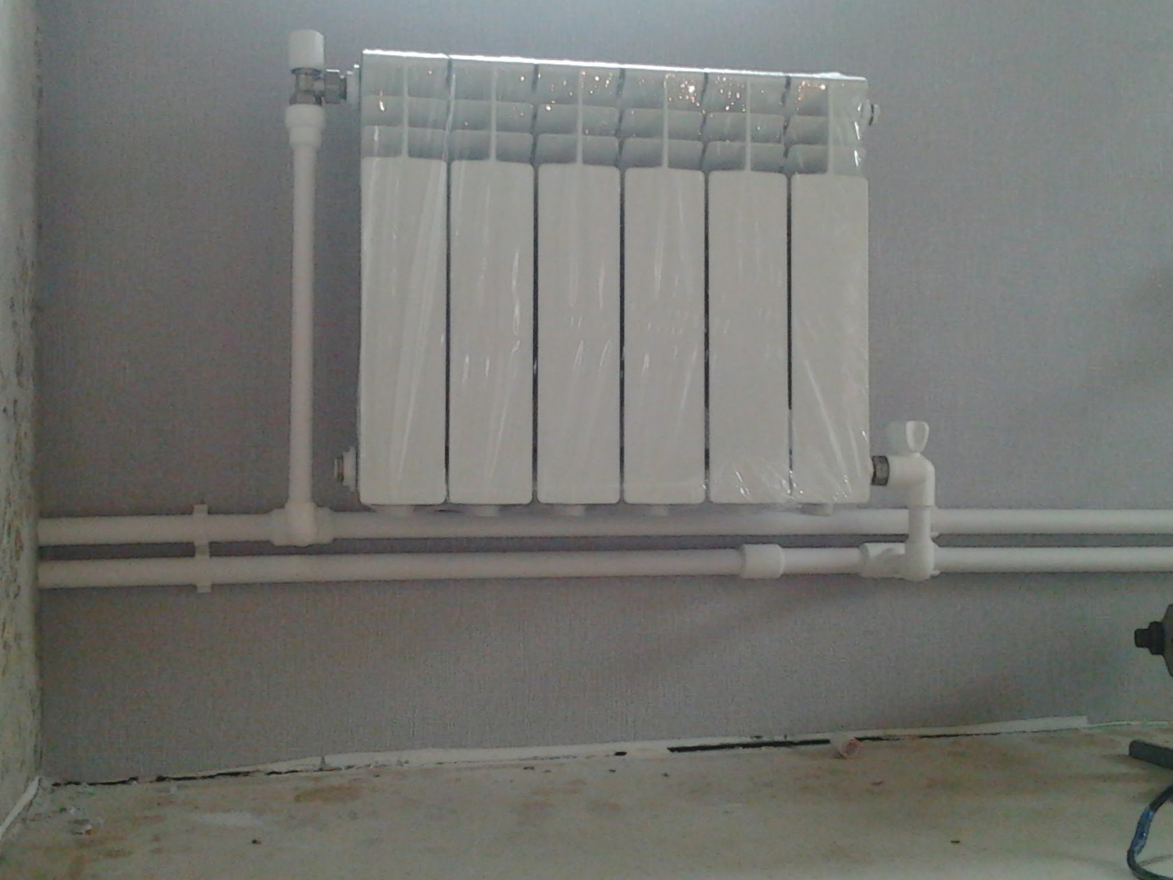 Installation à faire soi-même de radiateurs de chauffage, installation et raccordement, photo