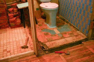 Comment déplacer les toilettes de la colonne montante lors de la combinaison d'une baignoire avec des toilettes?
