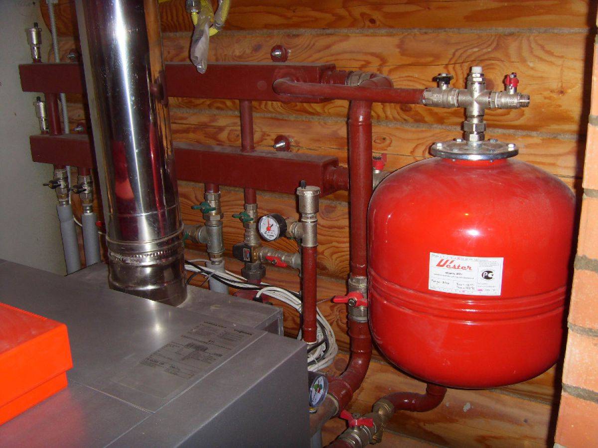 Quelle pression devrait être dans un système de chauffage de type fermé: pourquoi chute-t-elle avec une pompe de circulation sans fuite dans un circuit fermé