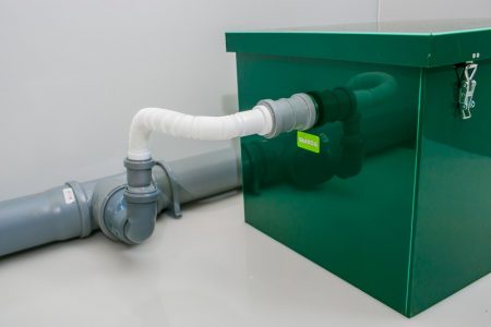 Comment choisir le bon bac à graisse et le monter sur l'égout